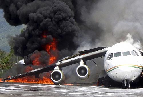 Avião que transportava óleo pega fogo em aeroporto da Indonésia; incêndio começou quando aeronave era descarregada