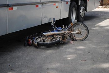 A motocicleta foi parar embaixo do ônibus