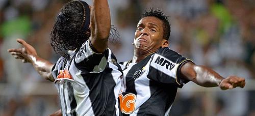Ronaldinho e Jô: pura diversão diante de um adversário apático