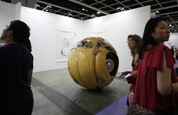 Escultor indonésio apresenta 'Fusca Esfera' em exposição em Hong Kong