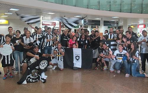 Torcida alvinegra recebendo o Botafogo em Maceió