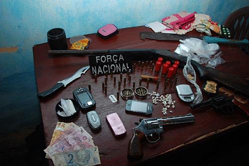 Polícia encontrou drogas, armas e farta munição no local