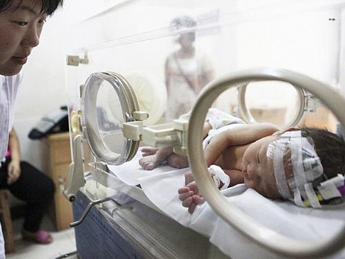 Enfermeira observa o bebê resgatado na véspera de dentro de uma tubulação de esgoto em Jinhua, na China. A queda do recém-nascido no vaso sanitário foi acidental, e a mãe não será indiciada, informaram as autoridades locais. O bebê está com saúde estável