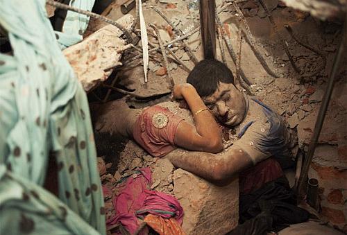 Foto tirada por ativista mostra casal que morreu abraçado em prédio que desabou em Bangladesh