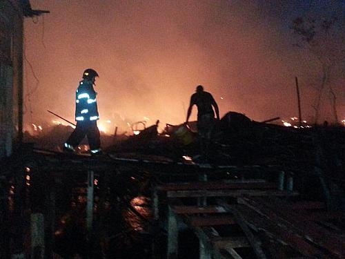 Bombeiros fazem o rescaldo do incêndio em São Vicente