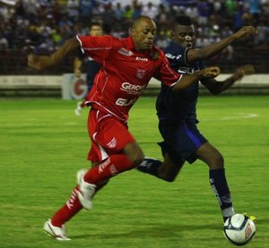 Atacantes Denilson e Diego Clementino disputam a bola