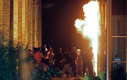 Brasília - Manifestantes colocam fogo na entrada do Itamaraty