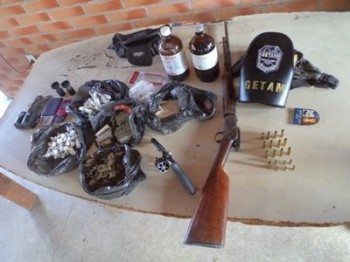 Armas e drogas apreendidas com quadrilha de assaltantes no Vergel