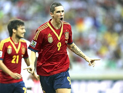 Fernando Torres faz um dos gols da Espanha na vitória de 3 a 0 sobre a Nigéria