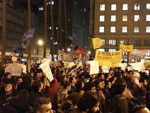 Manifestação se concentrou na prefeitura de Porto Alegre