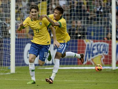 Oscar é festejado por Neymar após fazer o gol que inaugurou o marcador de Brasil x França