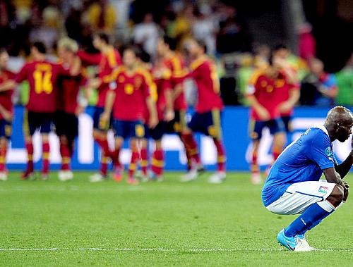 Balotelli, ausente por lesão nesta quinta-feira, lamenta goleada sofrida pela Itália para a Espanha no último encontro entre as duas seleções, na final da Eurocopa de 2012