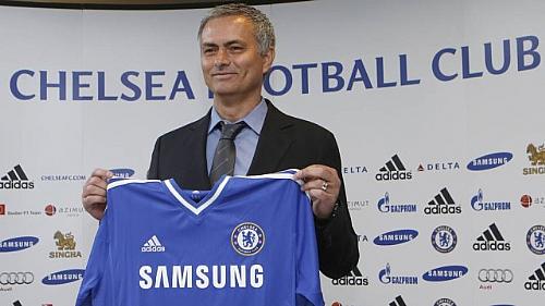 José Mourinho posa com a camisa do Chelsea na sua volta ao clube