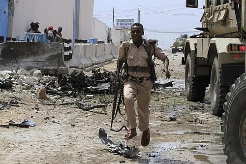 Soldado somali no local do ataque a funcionários da ONU nesta quarta-feira (19)