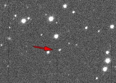 Imagem divulgado pela Nasa mostra movimentação do asteroide 2013 MZ5 (indicado pela seta) com um conjunto de estrelas ao fundo