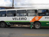 Ônibus e veículo de passeio colidem no Jacintinho