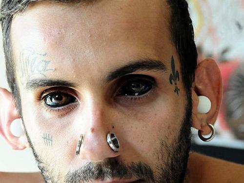 Urea levou dois dias para tatuar os próprios olhos