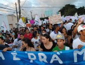 Estudantes e movimentos sociais saem em passeata em Maceió