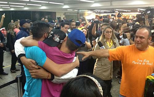 Tiago Aurélio dos Santos abraça os irmãos no saguão do aeroporto