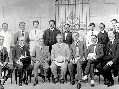 Visita ilustre: Albert Einstein (centro) visita Observatório Nacional em 1925