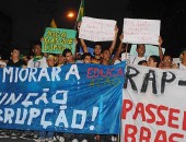 Estudantes e movimentos sociais saem em passeata em Maceió