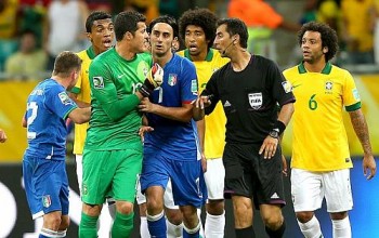 Julio César reclama com Ravshan Irmatov após o árbitro confirmar o gol da Itália