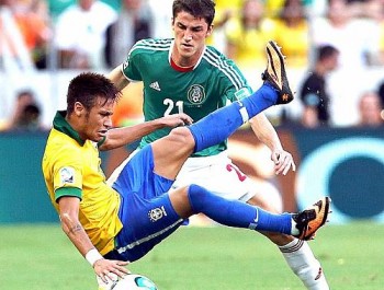 Neymar sofre falta: cena comum, mas que no torneio tem posições invertidas também
