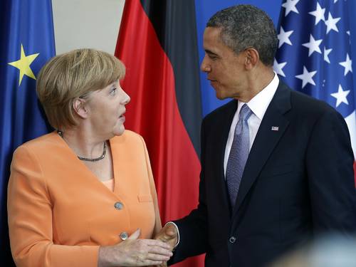 Chanceler Angela Merkel cumprimenta Barack Obama durante coletiva de imprensa em Berlim