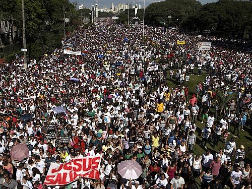 Marcha para Jesus atrai 2 milhões em SP, diz organização