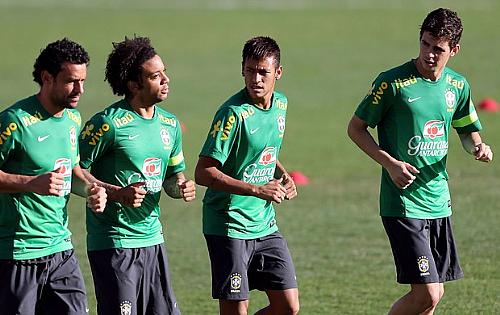 Neymar corre ao lado de Fred, Marcelo e Oscar: individualidade a serviço da coletividade sob a direção