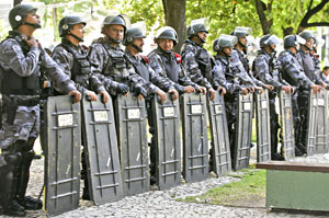 A tropa do Batalhão de Polícia de Choque (BPChoque) vai estar postada nas vias de acesso à Arena Castelão já a partir de 8 horas, juntamente com os efetivos do Exército, Força Nacional de Segurança (FNS) e apoio da PRF e Ciopaer