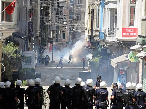 Policiais em formação tentam conter manifestantes durante protesto na Turquia neste sábado (1º).