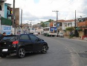 Ônibus e veículo de passeio colidem no Jacintinho