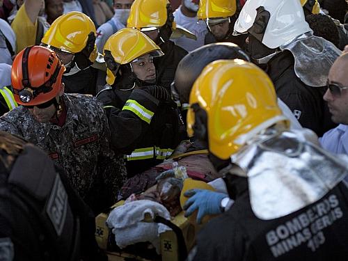 Bombeiros socorrem jovem que caiu de viaduto durante protestos em Belo Horizonte