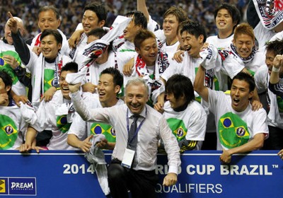 Jogadores da seleção japonesa de futebol e o técnico Alberto Zaccheroni, italiano, comemoram a classificação para a Copa do Mundo de 2014, no Brasil