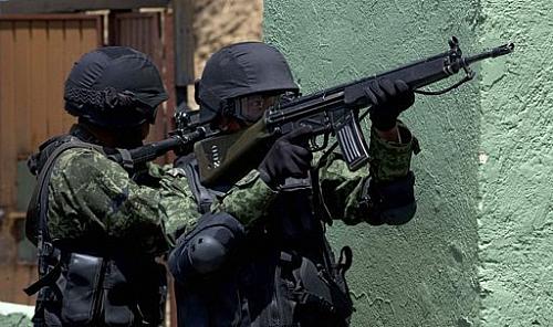 Membros das forças especiais militares durante treinamento em Temamatla, estado do México, em 30 de abril