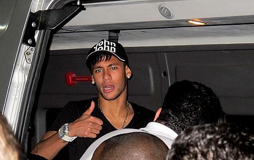 Neymar deixou o local em uma van às 2h
