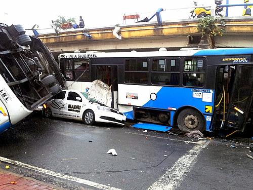 Ônibus do transporte público em Campinas despencou de viaduto no Centro