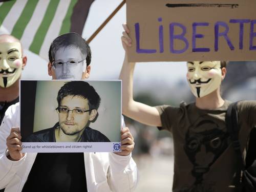 Manifestantes fazem apoio a Snowden em frente à torre Eiffel, em Paris