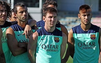Neymar ao lado de Messi, Mascherano e Puyol no primeiro treino no Barça