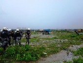 Polícia militar dá início à desocupação de terreno invadido