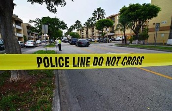 Polícia isola rua onde fica edifício palco das mortes no último sábado, em Hialeah, Florida (EUA)