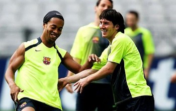 Ronaldinho e Messi se divertem durante treino nos tempos de Barcelona