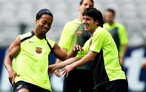 Ronaldinho e Messi se divertem durante treino nos tempos de Barcelona