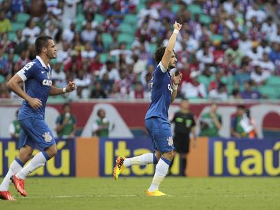 Alexandre Pato quase perdeu o primeiro gol; no segundo aproveitou bem o erro de Madson, do Bahia