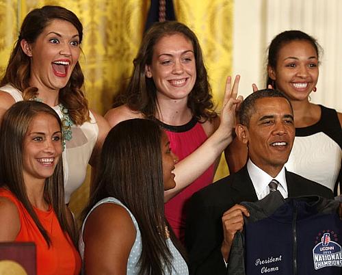 Obama é vítima de pegadinha de atletas e ganha 'chifrinhos' em foto