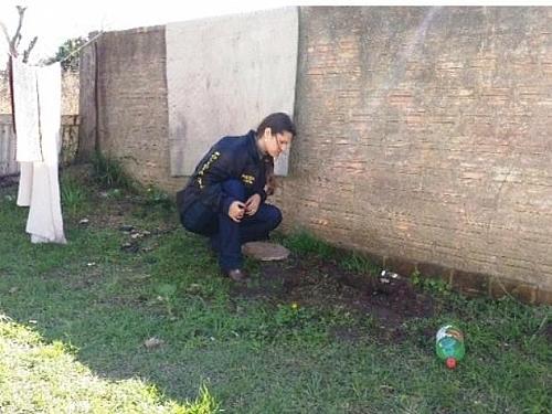Policiais encontraram o buraco onde bebê foi enterrado no pátio da residência