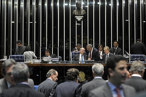 Em sessão presidida por Renan, plenário aprova PEC que reduz número de suplentes