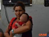 A mãe com o bebê nos braços após ele ser encontrado