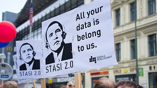 'Toda sua informação pertence aos EUA', diz cartaz em protesto na Alemanha contra espionagem americana